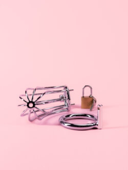 Cușcă de Castitate din Metal cu Lacăt image 7